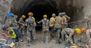 টানেলে খাবার-পানি মজুত; আটকা শ্রমিকদের জীবিত উদ্ধারের আশা